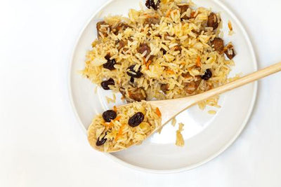 Pilaf de arroz con cerezas y nueces